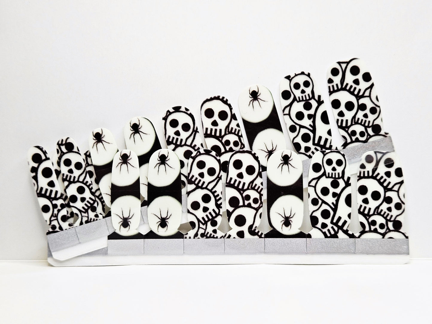 Skull Mountains - Glow in the Dark